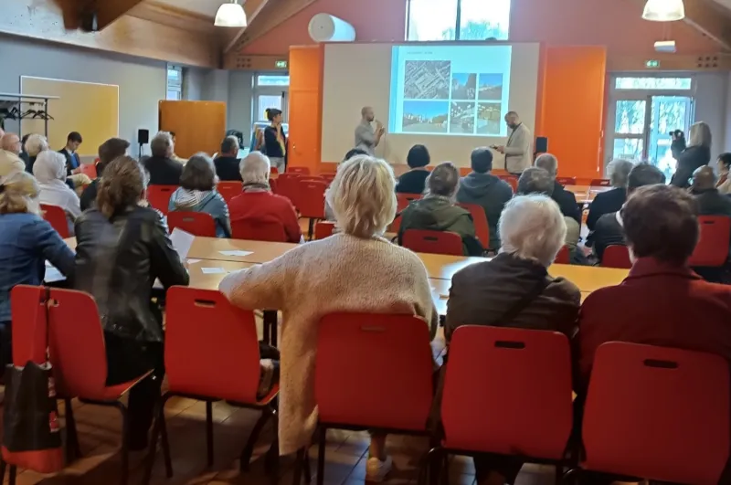 Réunion publique dans une salle des fêtes