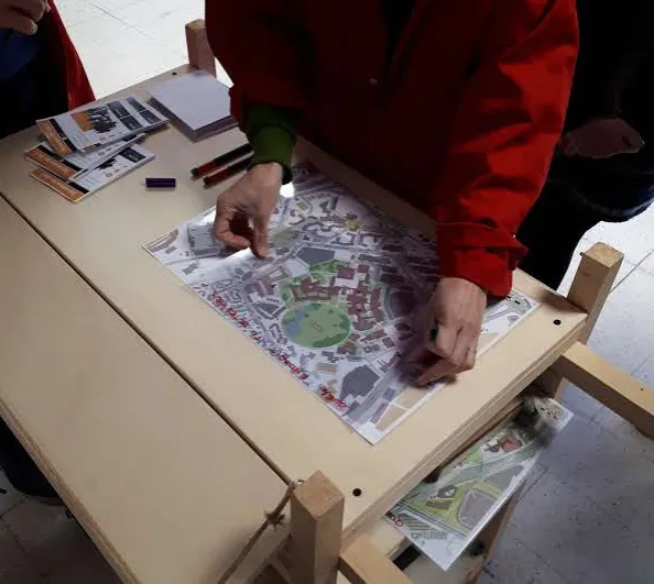 Plan du campus annoté sur une table en bois