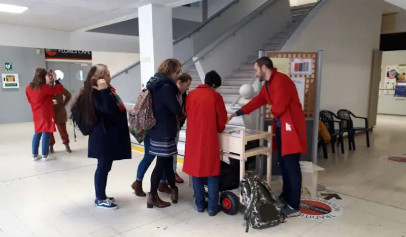 Atelier mobile installé dans le hall de l’université