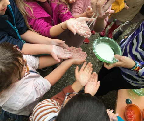 Mains d’enfants autour d’un bol