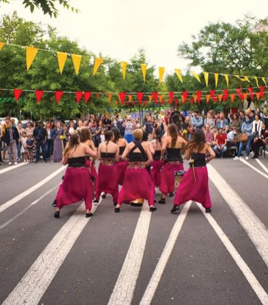 Danseuses en pantalons rouges sur la chaussée