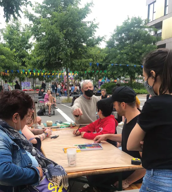 Habitants jouant aux cartes en plein air