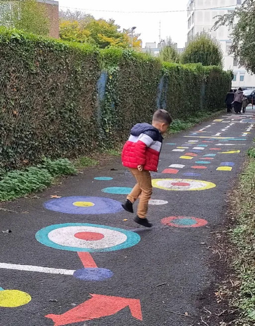 Marquages réalisés dans la venelle : cibles et flèches au sol