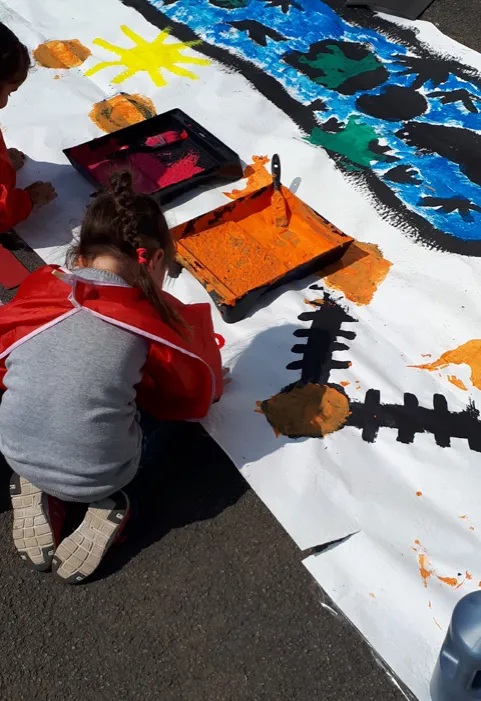 Détail des peintures : formes orange, bleues et noires