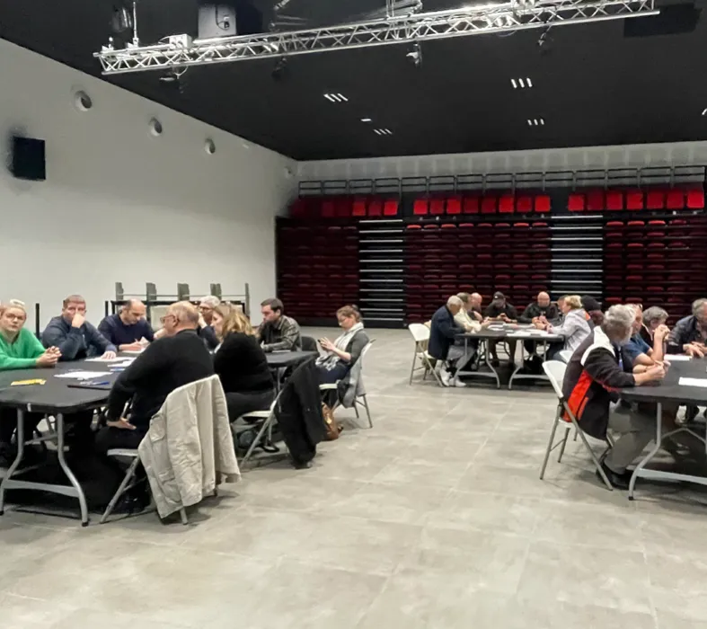 Tables rondes de concertation dans une grande salle