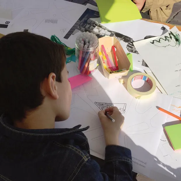 Enfant dessinant lors d’un atelier participatif