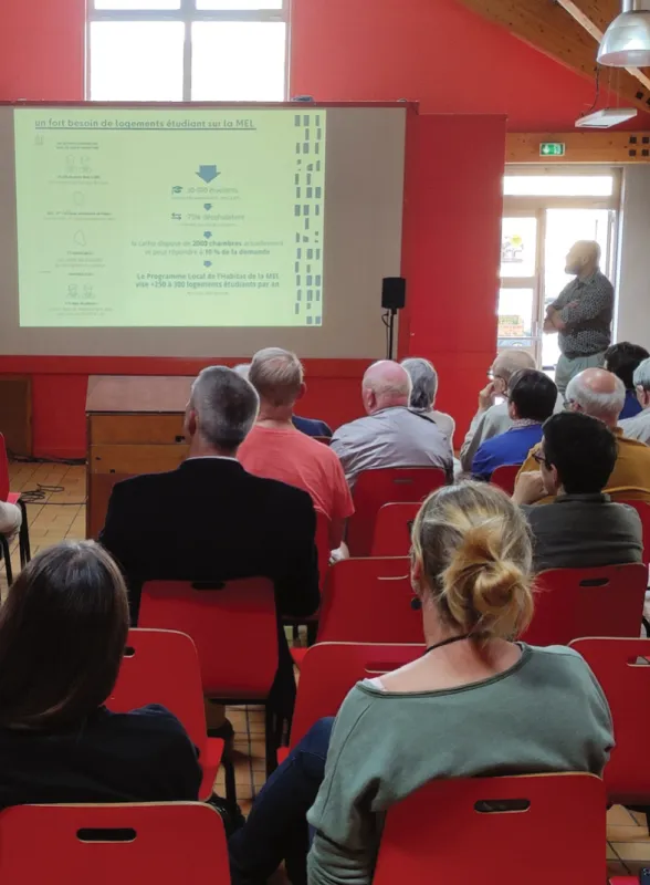 Habitants assistant à la présentation