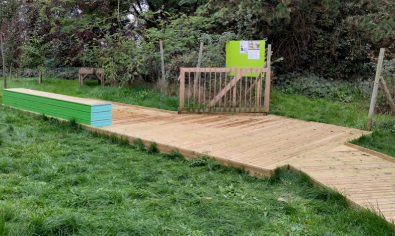 Passerelle en bois menant au jardin