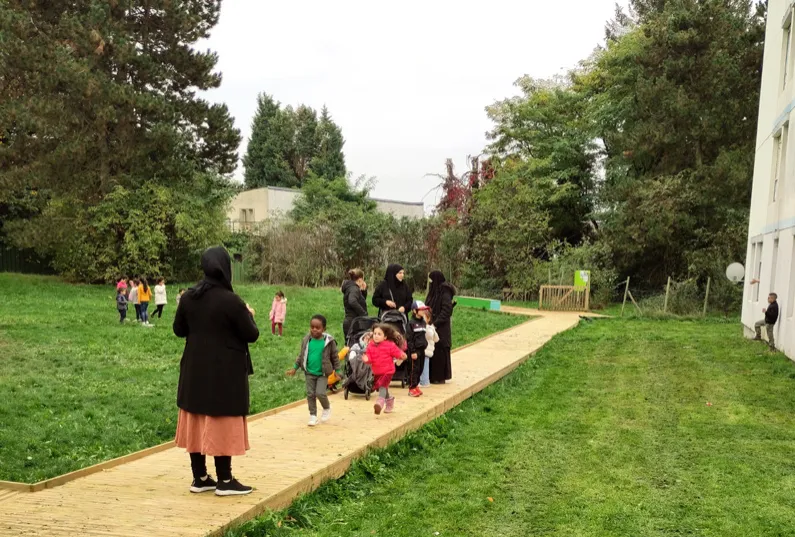 Familles marchant sur la passerelle